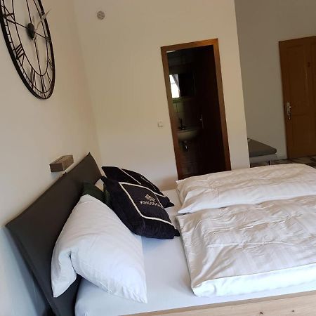 Hotelzimmer Im Alten Reihenhaus Auf Der Stadtmauer Bacharach Exteriér fotografie
