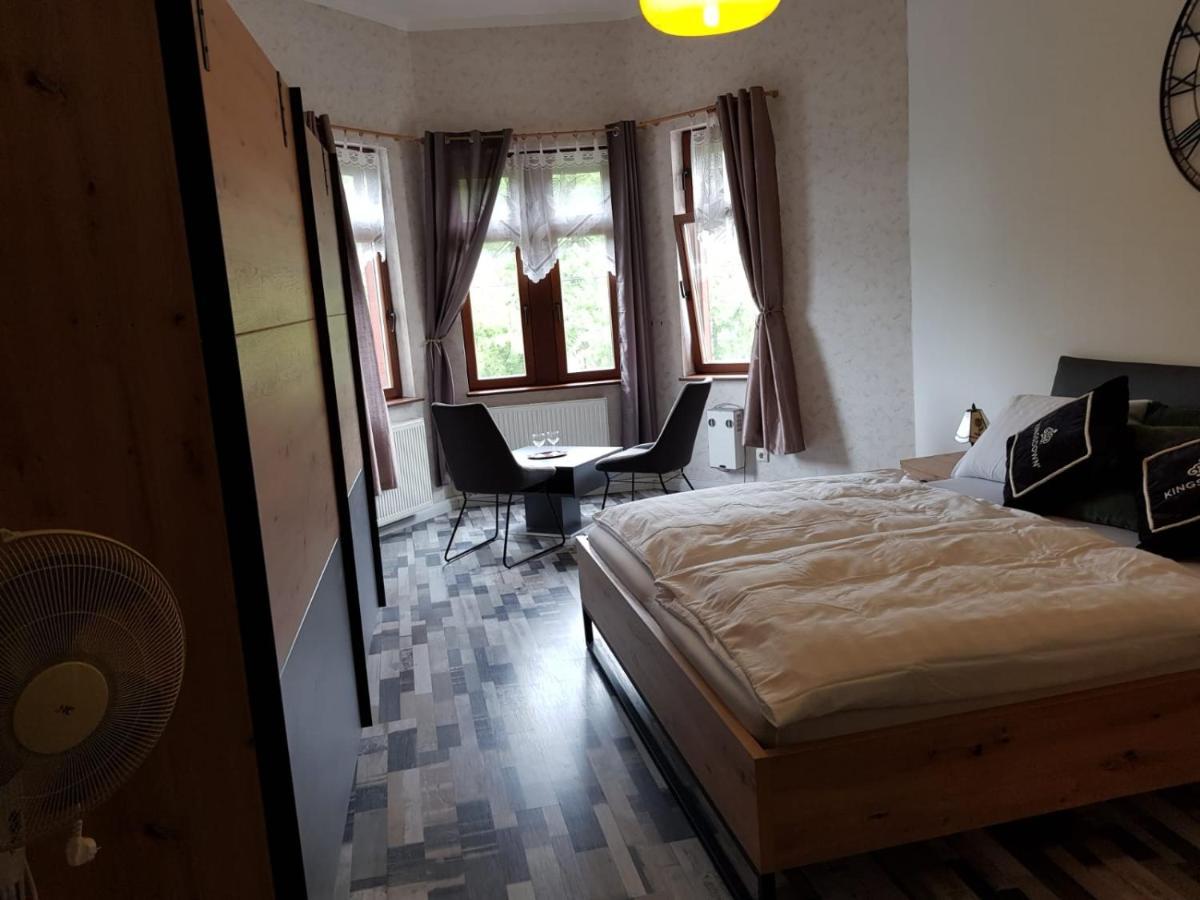 Hotelzimmer Im Alten Reihenhaus Auf Der Stadtmauer Bacharach Exteriér fotografie